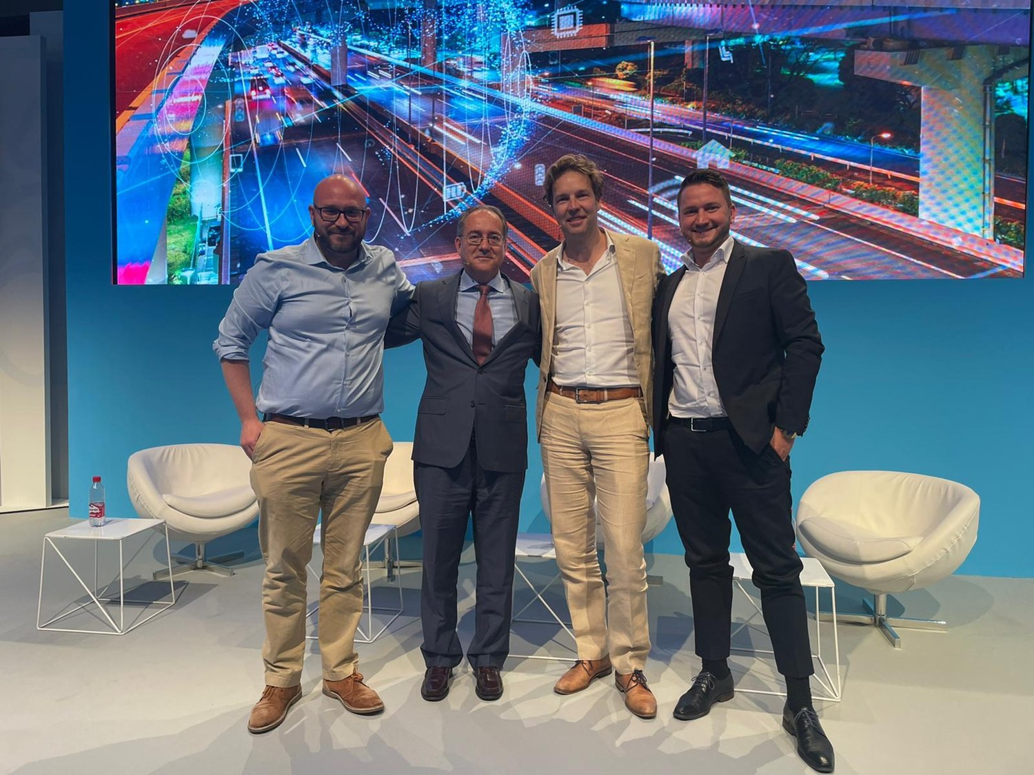 Los cuatro participantes de la mesa de 5G-MOBIX posan juntos en el escenario de Global Mobility Call 2022.